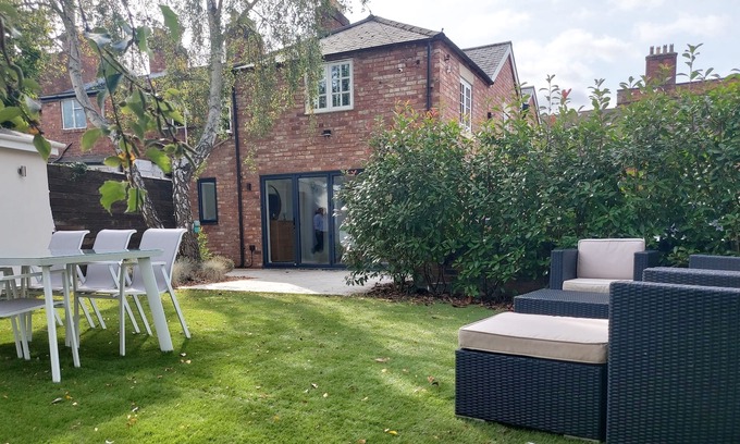 Shrewsbury House | Modern Town House spacious private garden with parking