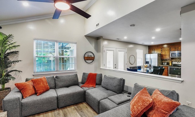 North Charleston House | Modern Townhome with Outdoor Patio & Fire Pit- Close to Airport and Attractions