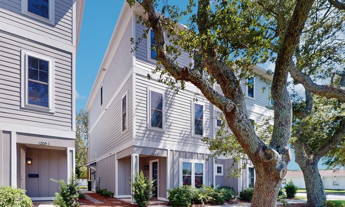 Morehead City House | Modern townhome near the beach with fast WiFi, balcony, central AC & private W/D