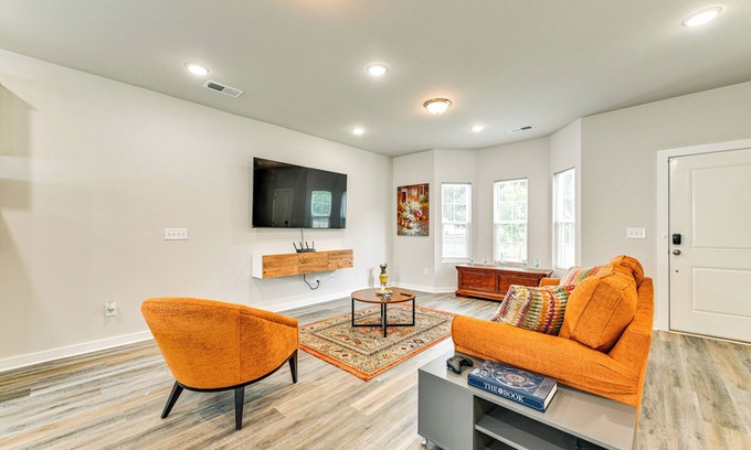 Lincoln Heights House | Modern Townhome w/Yard: 5 Mi to Dtwn Charlotte