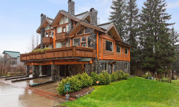 Alyeska House | Modern Townhome with stone fireplace, mountain views, deck & ski in/out