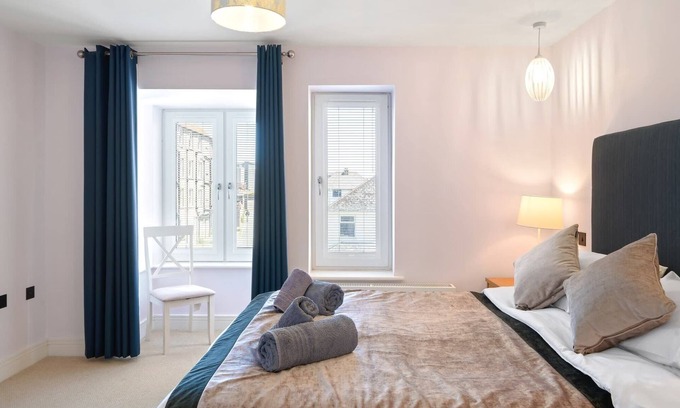 Newquay City Centre House | Modern Townhouse w/Parking nr Tolcarne Beach