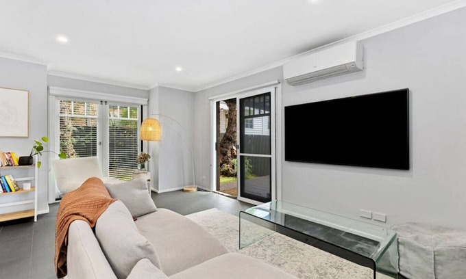 Newtown House | Modern two bedroom townhouse in quiet location