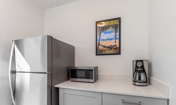Colee Hammock Apartment | Modern & Updated Suite. Walk to Las Olas!