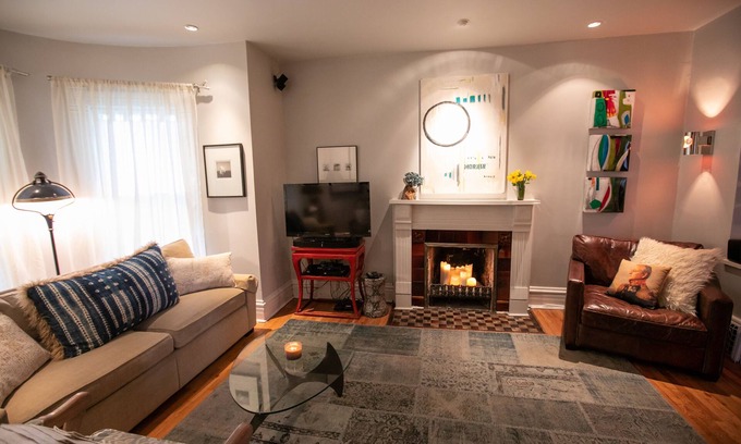 West Highland House | Modern Victorian 3 bedrooms dreamy private garden 1 block to Highlands shopping