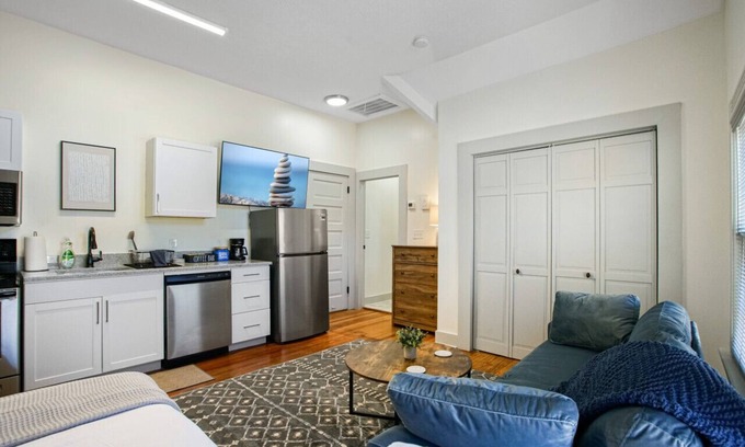 Hough Apartment | Modern Victorian Studio: Steps to Cleveland Clinic