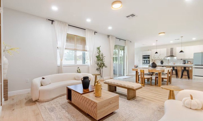 Southeast Orlando House | Modern Villa 3BR, 2.5BA, Clubhouse, Tennis, Pool, Playground