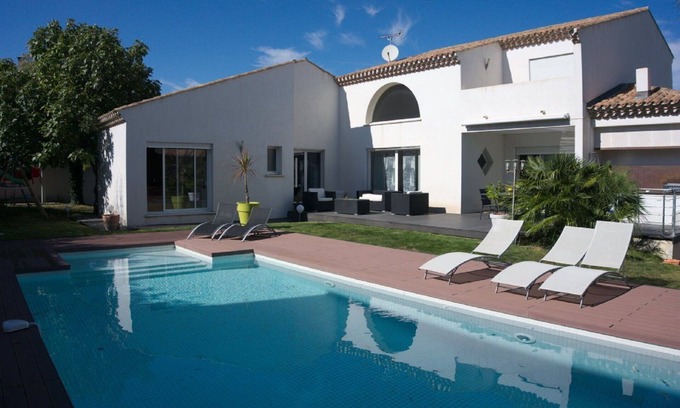 Beziers Villa | Modern villa for 10 people with all comforts and swimming pool close to the sea