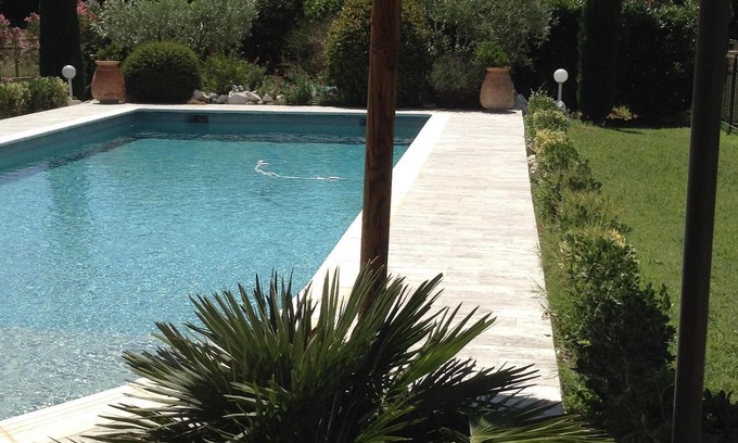 Graveson Villa | Modern villa in the countryside, fenced swimming pool, 100% independent and private air conditioning