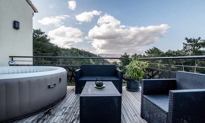 Mercuer House | modern villa with heated pool and jaccuzzi for 6 people, classified 4 *
