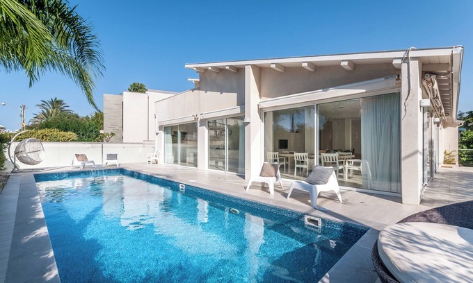 Herzliya Pituach House | Modern Villa with pool next the Beach