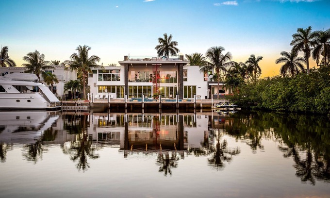 Downtown Fort Lauderdale House | Modern Waterfront Mansion in the heart of Las Olas minutes from the Beach