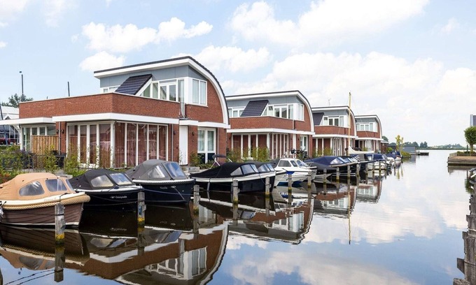 Uitgeest House | Modern Waterfront Retreat