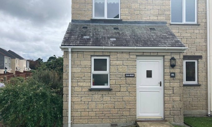 Falmouth Cottage | Modern, well equipped cottage close to the sea.