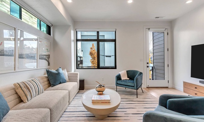 People's Freeway House | Modern West Townhome: 3BR/3.5BA. 2 King Suites + Queen Suite Downstairs