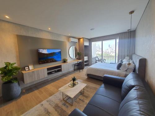 El Laguito Apartment | Moderna suite con balcón y vista al lago y al mar