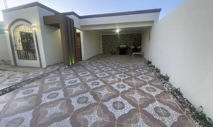 Prado Oriental House | Moderna y Lujosa Casa Completa a 15 Minutos de el air Port