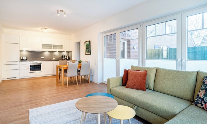 Greetsiel Apartment | Moderne Erdgeschosswohnung am Hafen: Lichtdurchflutetes Wohnen mit Komfort