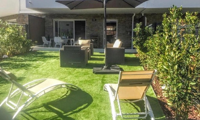 Cavalaire-sur-Mer Apartment | Moderne T2 avec garage ,très calme avec jardin privé et piscine, à 400m du centre ville et des plages, WIFI remise supplémentaire de 10 pourcent pour une location à la semaine