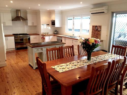 Cessnock House | Molly's on Mount View - Walk to 3 Cellar Doors