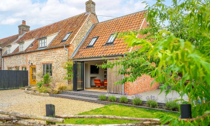 Aldborough Cottage | Monarc House (sleeps 2) by Big Skies Cottages