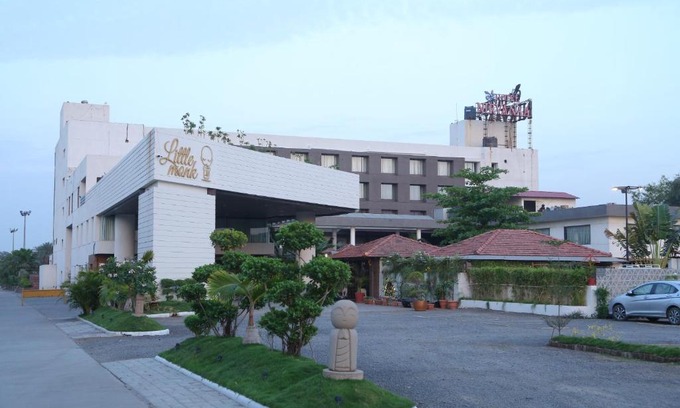Sanwer Hotel | Monk's Nirvanaa Hotel & Resort