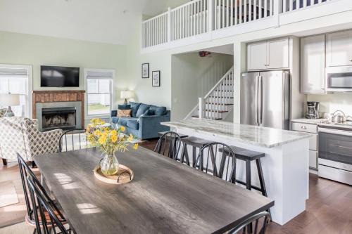 Warm Springs House | Monroe Cottage Steps from Natural Hot Springs