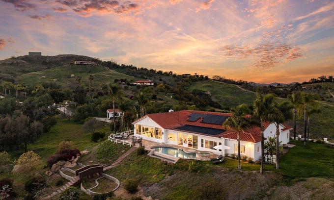 Fallbrook House | Monserate | Wine Country w Infinity Pool + Views