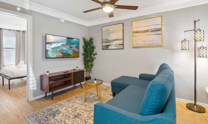 Brentwood Apartment | Monthly Discounts! Modern, Cozy 1B near UT Austin