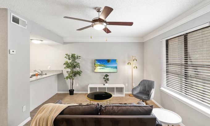 Brentwood Apartment | Monthly Discounts | Modern 1B near UT Austin