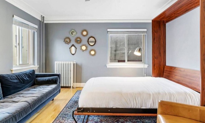 Goose Hollow Apartment | Monthly Rental - Central Downtown Studio w/Vintage Charm near Train