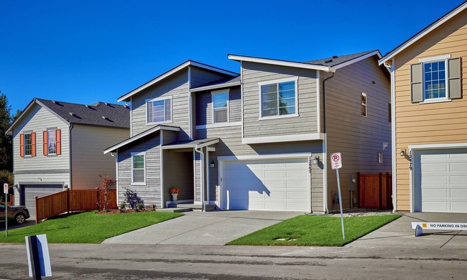 Auburn House | Monthly Rentals @ NEW LUX Modern 4 bd/3 ba Fully Stocked!