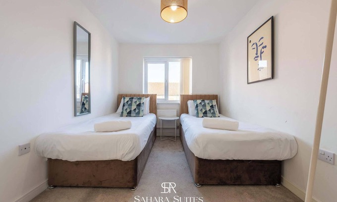Llanwern House | Monthly Stays | Stylish 3BR Home | Parking