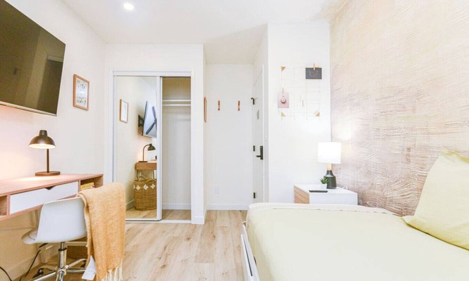 Huntington Beach Apartment | Moody B1 - Cozy Private Room + Bath