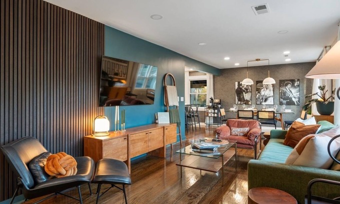 Nashville House | Moody Vibe Near DT: Fire Pits, Ping-Pong & Pickleball – Fun for Family & Friends