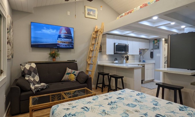 Old Town Apartment | Moongate, a Stylish Studio Retreat near Duval, Pet-Friendly, Gated and Private