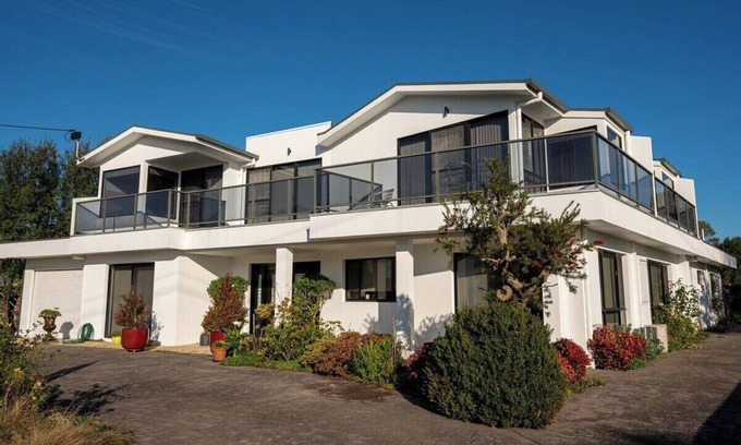 Newhaven Apartment | Moonlight Bay and Gallery Ocean View Suites #1