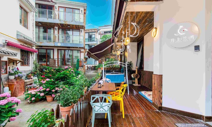 Xihu Bed & Breakfast | Moonlit Orchid Bay Coffee & Tea