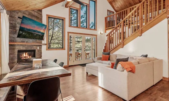 Upper Moonridge Cabin | Moonridge cabin + treehouse + hot tub + pool table