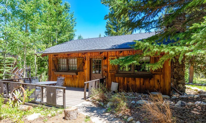 Weisshorn House | Moose Hut Cabin - Dog Friendly & Shared Hot Tub!