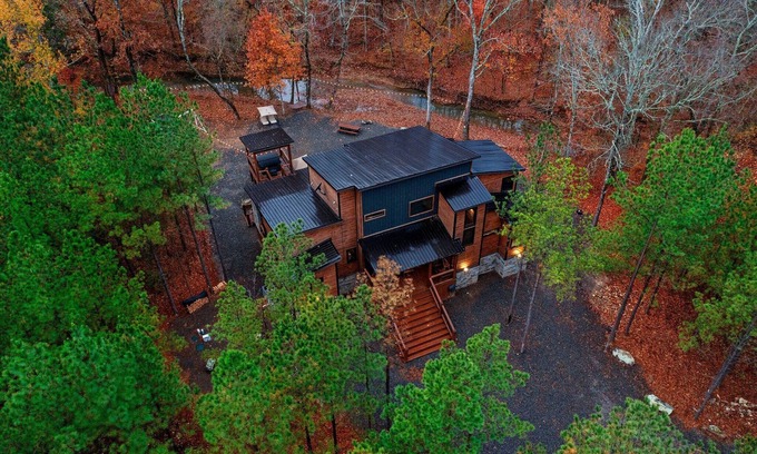 Broken Bow Cabin | Moose Mansion, EV Outlet, swing set, hot tub