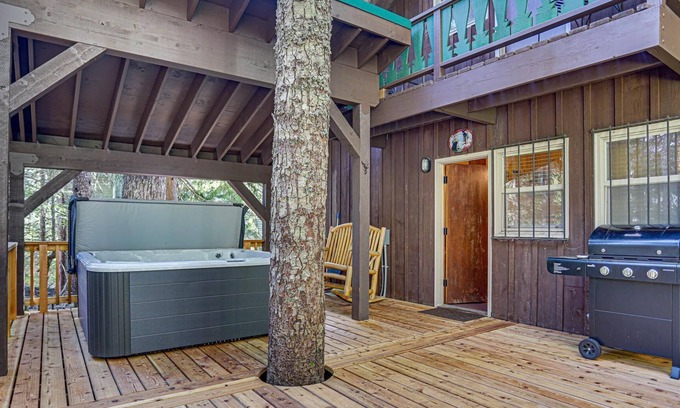 Government Camp Cabin | Moosewood Cabin, a Dog-Friendly Family Cabin in Govt. Camp, Hot Tub, Deck, BBQ