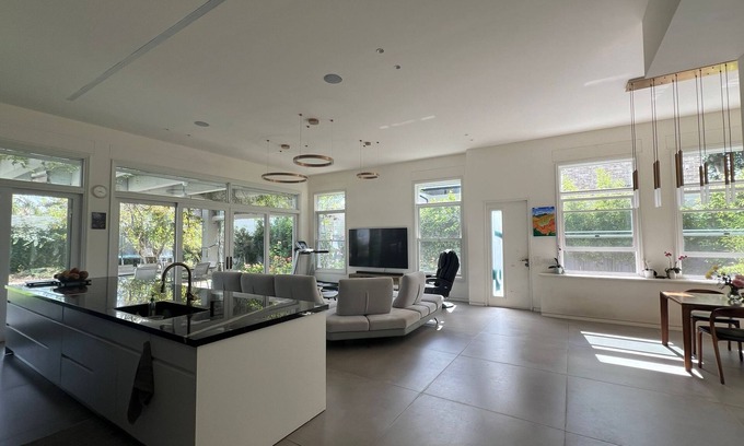 Bnei Dror House | Morden Villa located in the North of Tel Aviv