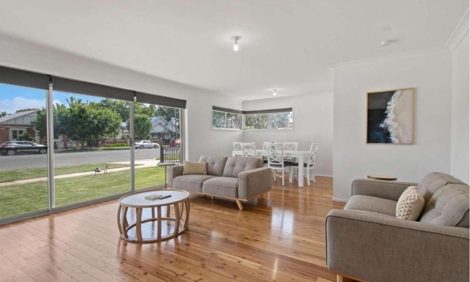 Wagga Wagga House | Morgan Abode - Walk to CBD, Modern Escape