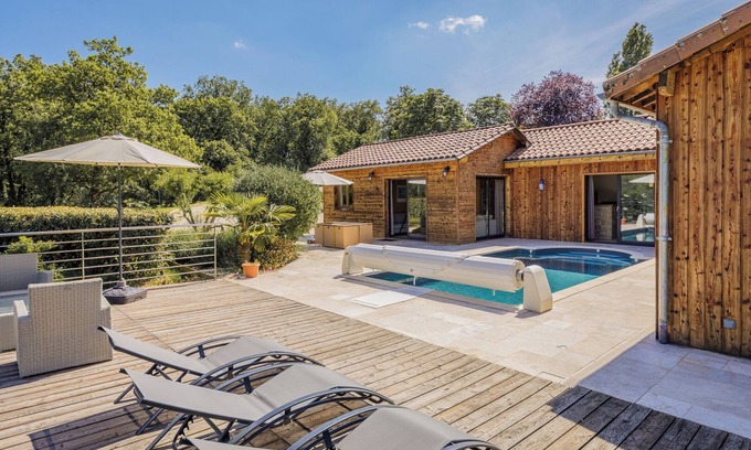 Condat-sur-Vezere Ski Chalet | Morganetta is a charming chalet with heated pool and jacuzzi