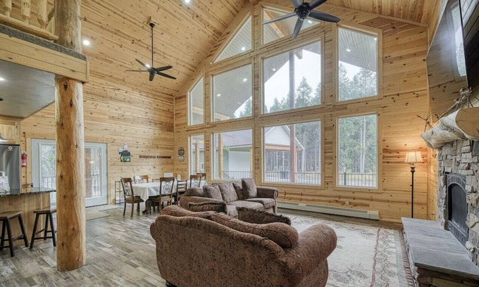 Island Park Cabin | Morning Dew Cabin | Sleeps 15 w/ a Hot Tub