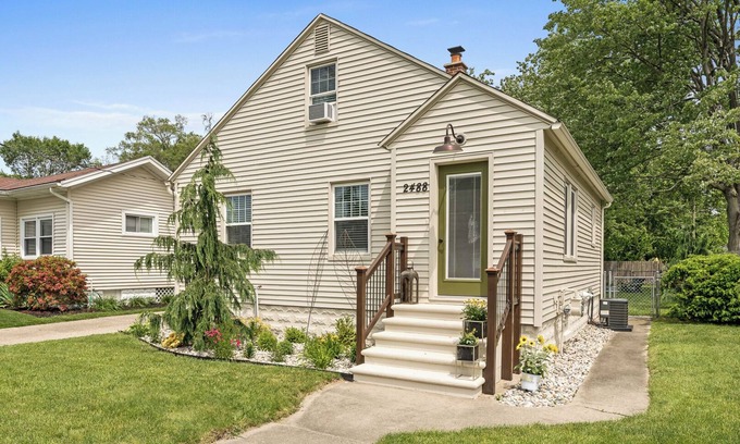 Lakeside House | Morton 2 - Fall means Apples and Leaves, Book your stay here Explore Muskegon