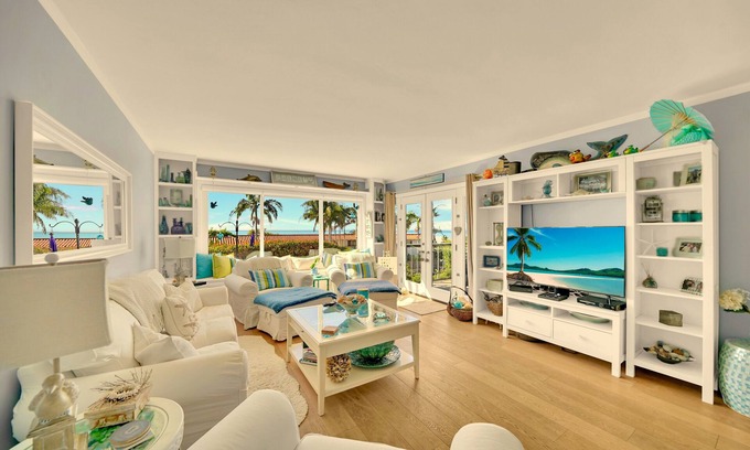 Laguna Beach Condo | Moss Street Vistas - Ocean Views! Walk to Beach! Shopping & Restaurants!