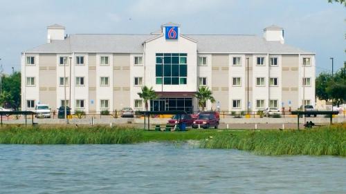 Eagle Pass Hotel | Motel 6-Eagle Pass, TX - Lakeside
