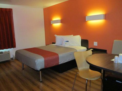 Fossil Creek Hotel | Motel 6 Fort Worth, TX - North - Saginaw